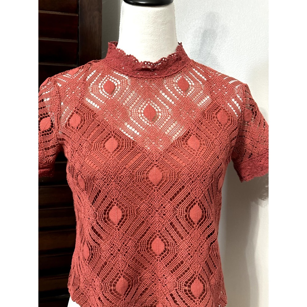Zara Womens Blouse Red Geometric Short Sleeve Mock Neck Keyhole Crochet M - Picture 2 of 7